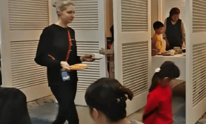 撒贝宁和家人返京复工，无明星架子送新年祝福，老婆李白长腿抢镜