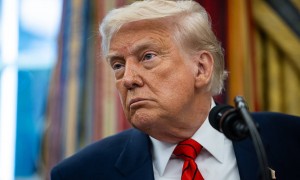 特朗普直接开出账单，交5万亿继续打，2.5万亿停战，每天烧钱20亿，都要盟友买单