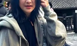 51岁周迅白发素颜逛街照引热议 网友 老得坦然比滤镜更动人
