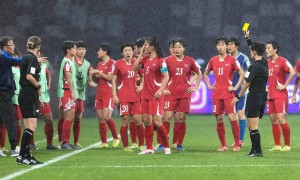 中朝之战主裁多次判罚惹争议 朝鲜蹬踏+肘击两度逃红牌