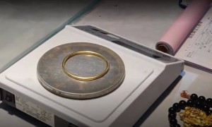 小伙卖前女友送的银镯，鉴定竟是银包金，金子占30克，瞬间红了眼眶
