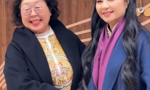 70岁殷秀梅近况曝光！与法国老公恩爱28年，如今与小鲜肉手挽手引热议