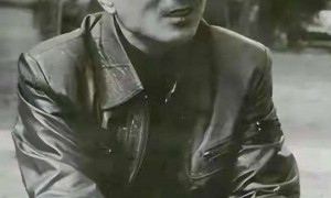 79岁李保田近况令人唏嘘，住处杂乱喝10元桶装水，如今老到不敢认