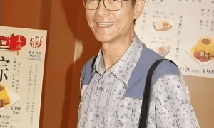 79岁郑少秋近况曝光！经历3段婚姻育有4个女儿，如今住院只有护工相伴