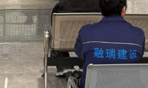 黄晓明现身交警队大厅交罚款 曾因带儿子骑行违反交通法