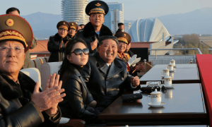 金正恩携女着“亲子装”出席朝鲜空军活动，新导弹亮相