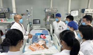 云南3岁女童在家被眼镜王蛇咬伤，全身瘫痪呼吸衰竭，“假死”3天奇迹生还