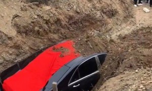 辽宁一车牌号带8888的奔驰S450L疑似作为陪葬品下葬，当地民政局：已了解，正在核实