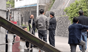 采煤致山体开裂，贵州一村400多名村民房屋千疮百孔无处可搬，申请宅基地被推脱，包村领导：你就去依法起诉啊
