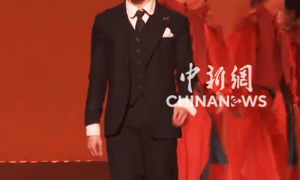 演员杨思宇回应脱掉和服才向观众鞠躬致谢：我要做回真正的中国人