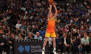 克努佩尔26+11+8造NBA新历史 比肩基德库里来日必超？