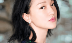 51岁周迅变样：满头白发脸松垮，瘪嘴像老奶奶，无儿无女成遗憾