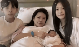 大S女儿现身母婴店给新生弟弟挑礼物 眼神温柔认真倾听店员讲解