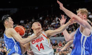 男篮将帅抵京就地解散 李弘权透露郭导耳语内容