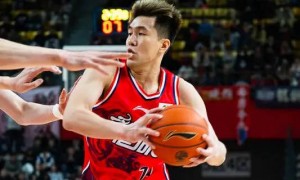 郭艾伦重伤被担架抬出赛场 一度情绪失控掩面痛哭