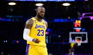 看感动了！不足1分钟湖人落后1分 詹姆斯飞身侧扑抢板