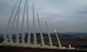 朝鲜远程炮兵进行火力打击训练 金正恩现场观摩