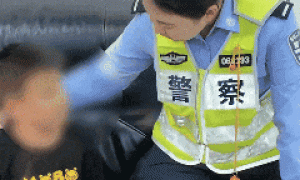 6岁男孩骑“迷你摩托”在车流中穿行，交警紧急拦截