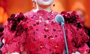 63岁董文华近况曝光！接农村商演唱功不减当年，与丈夫恩爱40多年