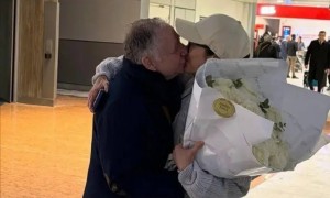 杨紫琼在机场与老公拥吻 两人对视低调又浪漫