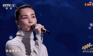 王菲央视春晚演唱结束后，女儿窦靖童发表情包“挖嘞个亲娘”
