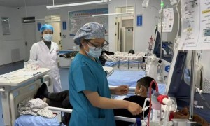 “每天一睁眼，两千块就没了”，乡镇卫生院过得怎么样？