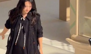 汤唯疑似怀二胎！穿宽松上衣现身活动孕肚明显