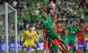 中超-拉莫斯2送礼法比奥张稀哲破门 国安3进球被吹2-2海港
