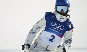 泪洒发布会现场！谷爱凌夺金后得知奶奶去世：会和她一样勇敢