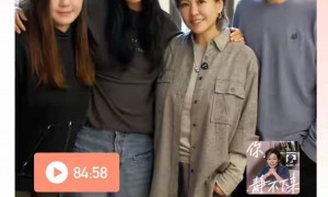 54岁瞿颖已结婚！曝男方山东籍机长有俩女儿，两人挽手散步好亲密