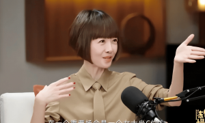 鲁豫现身成都模样大变，身形瘦成纸片人，青筋外露被人围观不自在