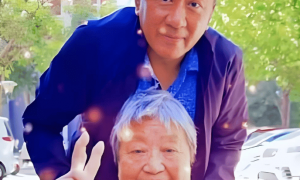 68岁丁勇岱近况曝光！陪89岁母亲过年，大龄儿子的婚事让他愁白头