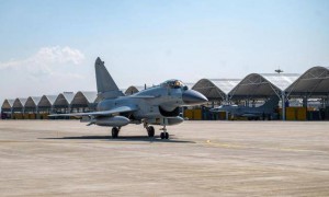 250架战机同时升空，8大空军基地全域联动，美媒：解放军演习规模世所罕见！