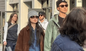 阮经天和女友十指紧扣逛街 两人年龄相差20岁