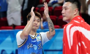 北京球迷贴脸高喊“赵睿滚蛋” 本人退场依然微笑