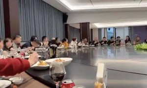 浙江宁波一餐厅大圆桌可坐55人，网友调侃“有些菜，一旦错过就不再”；餐厅回应：年底人多，需提前3天预定
