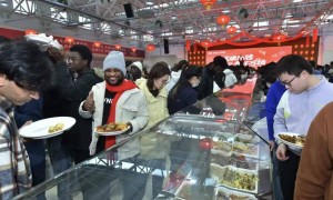 哈工大为留校生提供年夜饭，共106道菜，学生：还发了“年货”和“压岁钱”，学校像父母一样爱我们