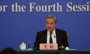 王毅“四问日本”：台湾事务是中国的内政，日本有什么资格插手？