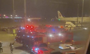 乘客称东航MU5128航班落地虹桥机场后机舱起火，现场多辆消防车待命