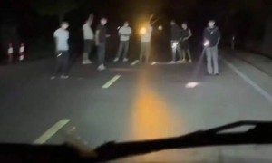 广西靖西一地多名男子持手电筒国道拦车，官方通报：5名嫌疑人已被依法刑事拘留