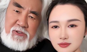 74 岁张纪中赴越南度假，满头白发步履蹒跚，强行带娃尽显疲惫