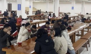 《武林外传》演员坚持做爱心粥5年，又开了一家免费自助餐厅，“没有收银台，谁都可以来吃”