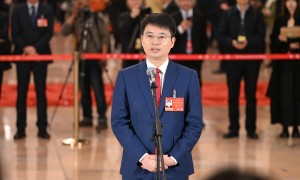 委员通道｜身份证上有“黑科技”！张桥委员：打开手机摄像头，放大看