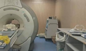 武汉男子做核磁被“绑”机器一整晚 涉事医生：交接失误
