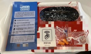 女子在高铁静音车厢连打20分钟电话 乘客：乘务员一直举牌劝阻却被忽视