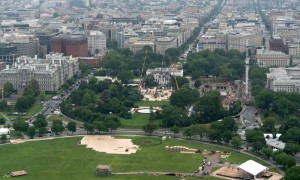 为庆祝美国建国250周年和特朗普生日，白宫草坪建格斗竞技场