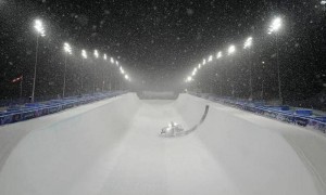 女子U型场地决赛一推再推，谷爱凌卫冕要看天