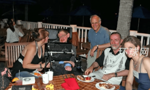 “霍金与比基尼女性同游照”现爱泼斯坦档案 ，曾被“辟谣”称系伪造