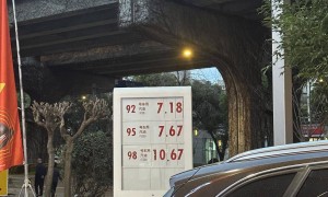 每升上调超0.5元，今晚24时油价大幅上调，成都加油站排长队