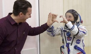 人类50多年后重返月球轨道：美“阿尔忒弥斯二号”发射成功，宇航员出发前给女儿留遗嘱